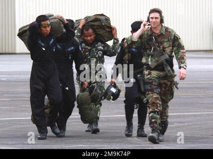 STAFF Sergeant (SSGT) DER US Air Force (USAF) Michael Paulson (rechts), Kampfleiter, 320. Spezialtaktik-Geschwader (STS), Luftwaffenstützpunkt Kadena (ab), Japan, und Mitglieder der Philippine Air Force (PAF) begeben sich zusammen auf ihr Flugzeug für ein gemeinsames Fallschirmtraining während der ÜBUNGSWAAGE PISTON 03-5. Ziel der gemeinsamen Übung ist es, die Interoperabilität und taktische Kompetenz der Streitkräfte der USA und der Philippinen zu verbessern. Stützpunkt: Clark Air Base Staat: Luzon Country: Philippinen (PHL) Stockfoto