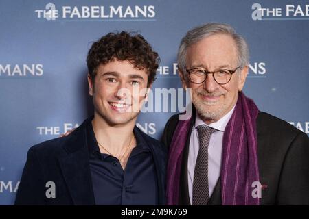Gabriel LaBelle und Steven Spielberg besuchen die Fabelmans-Premiere in Curzon Mayfair, London. Bilddatum: Mittwoch, 18. Januar 2023. Stockfoto
