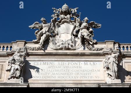 Blason du Pape Clement XII Entzücken. Fontaine de Trévi. Rom. - Italienisch. / Papst Clement XII Wappen. Detail. Trevi-Brunnen. Rom. Italien. Europa. Stockfoto