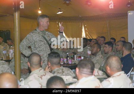 In der Marine Chow Hall in Camp Sledd spricht Generalmajor (MGEN) James Amos vor einer Gruppe VON MITARBEITERN Unkommissionierte Offiziere (NCO) des 3. Marine Aircraft Wing (MAW) am Luftwaffenstützpunkt Ahmed Al Jaber in Kuwait, um die Operation DAUERHAFTE FREIHEIT zu unterstützen. Einsatzgebiet/Serie: STÜTZPUNKT DER DAUERHAFTEN FREIHEIT: Luftwaffenstützpunkt Ahmed Al Jaber Bundesstaat: Al-Ahmadi Land: Kuwait (KWT) Stockfoto