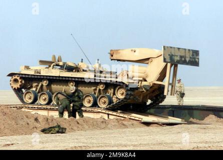 Mitarbeiter des US Marine Corps (USMC) des 1. Panzerbattaillons, Twentynine Palms, Kalifornien (CA), üben während der Operation „DAUERHAFTE FREIHEIT“ im Camp Coyote, Kuwait, Brückenabschussoperationen mit der M60A1 Panzerfahrzeug-Landungsbrücke (AVLB). Hier überquert der M60A1 seine eigene Brücke. Betreff Operation/Serie: DAUERHAFTE FREIHEITSBASIS: Camp Coyote Country: Kuwait (KWT) Stockfoto