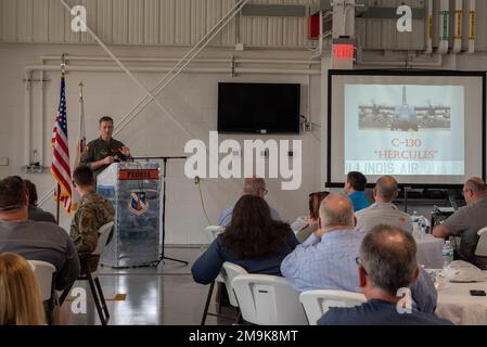 Zivile Arbeitgeber der Mitglieder der Nationalgarde und der Reserve von Illinois nehmen am 19. Mai 2022 an einem „Breakfast with the Boss“ des Employer Support of Guard and Reserve im 182. Airlift Wing in Peoria, Illinois, Teil. Die ESGR-Veranstaltung lädt Arbeitgeber ein, die Beschäftigung und den Militärdienst von Mitgliedern der Nationalgarde und der Nationalreserve zu erfahren und besser zu verstehen. Stockfoto