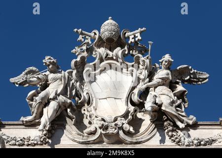 Blason du Pape Clement XII Entzücken. Fontaine de Trévi. Rom. - Italienisch. / Papst Clement XII Wappen. Detail. Trevi-Brunnen. Rom. Italien. Stockfoto