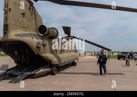 Zivile Arbeitgeber der Mitglieder der Nationalgarde und der Reserve von Illinois nehmen am 19. Mai 2022 an einem „Breakfast with the Boss“ des Employer Support of Guard and Reserve im 182. Airlift Wing in Peoria, Illinois, Teil. Die ESGR-Veranstaltung lädt Arbeitgeber ein, die Beschäftigung und den Militärdienst von Mitgliedern der Nationalgarde und der Nationalreserve zu erfahren und besser zu verstehen. Stockfoto