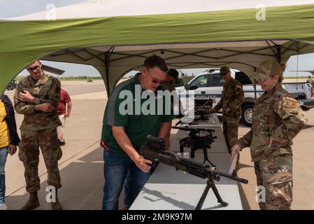 Zivile Arbeitgeber der Mitglieder der Nationalgarde und der Reserve von Illinois nehmen am 19. Mai 2022 an einem „Breakfast with the Boss“ des Employer Support of Guard and Reserve im 182. Airlift Wing in Peoria, Illinois, Teil. Die ESGR-Veranstaltung lädt Arbeitgeber ein, die Beschäftigung und den Militärdienst von Mitgliedern der Nationalgarde und der Nationalreserve zu erfahren und besser zu verstehen. Stockfoto