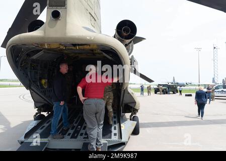 Zivile Arbeitgeber der Mitglieder der Nationalgarde und der Reserve von Illinois nehmen am 19. Mai 2022 an einem „Breakfast with the Boss“ des Employer Support of Guard and Reserve im 182. Airlift Wing in Peoria, Illinois, Teil. Die ESGR-Veranstaltung lädt Arbeitgeber ein, die Beschäftigung und den Militärdienst von Mitgliedern der Nationalgarde und der Nationalreserve zu erfahren und besser zu verstehen. Stockfoto