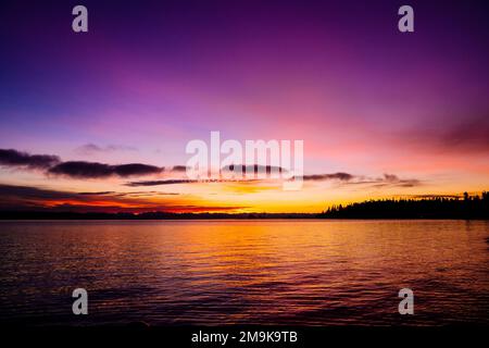 Sonnenuntergang über dem See, Norwegian Point County Park, Hansville, Washington, USA Stockfoto