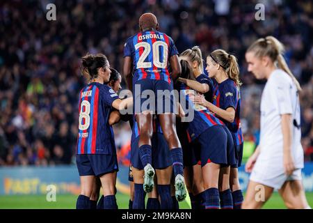 BARCELONA – 21. DEZ.: Die Spieler von Barcelona feiern, nachdem sie beim Spiel der UEFA Women's Champions League zwischen dem FC Barcelona und dem FC Roseng ein Tor geschossen haben Stockfoto