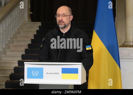 Kiew, Ukraine. 18. Januar 2023. KIEW, UKRAINE - 18. JANUAR 2023 - Premierminister der Ukraine Denys Shmyhal wird während seiner gemeinsamen Besprechung mit dem Generaldirektor der Internationalen Atomenergie-Organisation (IAEO) Rafael Grossi im Regierungsgebäude in Kiew, Hauptstadt der Ukraine, abgebildet. Kredit: Ukrinform/Alamy Live News Stockfoto