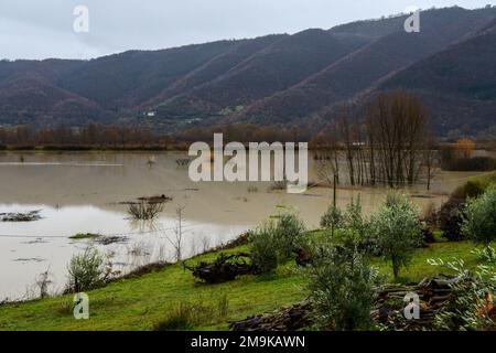 Rieti, Italien. 18. Januar 2023. Rieti, 18. Januar 2023 Überschwemmungen in der Provinz Rieti, verursacht durch das schlechte Wetter dieser Tage. Der Fluss Velino überläuft. Rieti, 18. Januar 2023 Überschwemmungen in der Provinz Rieti, verursacht durch das schlechte Wetter dieser Tage. Der Fluss Velino überläuft. Kredit: Unabhängige Fotoagentur/Alamy Live News Stockfoto