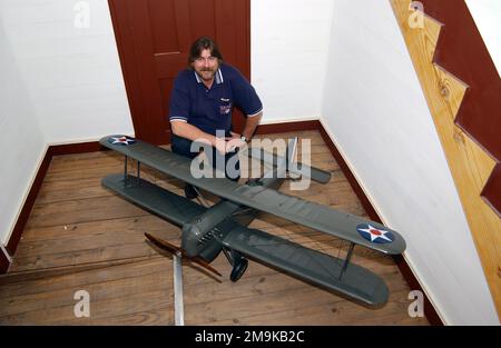 030208-F-0558K-060. [Complete] (Vollständig) Bildunterschrift: Art Rigg, Bruder des Museumskurators Harold D. 'Buck' Rigg, posiert am 1/6.-Modell eines Douglas O-6-Beobachtungsflugzeugs, das er baute und an das Eighth Air Force Museum, Luftwaffenstützpunkt Barksdale, Louisiana (LA) gespendet hat, zum Gedenken an ihren Vater, Oberstleutnant (LCOL) H.M. „Hal“ Rigg. Dies ist die Art von Flugzeug, die Lieutenant (LT) Eugene Hoy Barksdale, Namensgeber von Barksdale AFB, am 11. August 1926 über McCook Field flog, Dayton Ohio (OH) testete das Flugzeug auf Spin-Eigenschaften und versuchte, zu retten, als er nicht zurückholen konnte Stockfoto