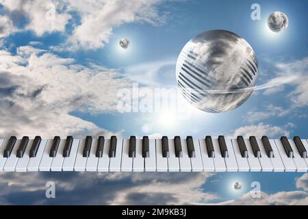 Klaviertasten, die Tastatur am Himmel mit Wolken rund um den Globus Stockfoto