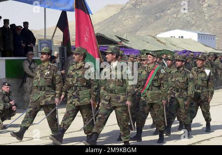 Soldaten der afghanischen Nationalarmee (ANA) des 6. Bataillons marschieren an der Revisionsrunde der Abschlusszeremonie des Kabul Military Training Compound (KMTC) in Kabul vorbei, um die Operation DAUERHAFTE FREIHEIT zu unterstützen. Betreff Operation/Serie: STÜTZPUNKT DER DAUERHAFTEN FREIHEIT: Kabul Militärausbildungsgelände: Afghanistan (AFG) Stockfoto