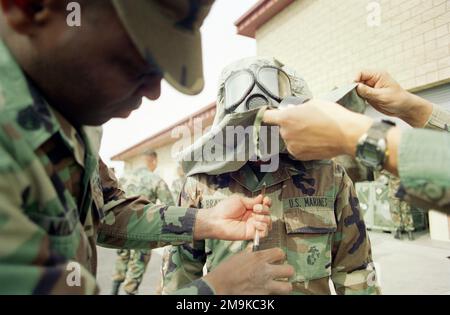 Personal des US Marine Corps Reserve (USMCR), das A/Company zugewiesen ist, 4. Aufklärungsbataillon (LAR), führt nukleare, biologische, chemische (NBC) Schulungen zur Vorbereitung der Mobilisierung in Camp Pendleton, Kalifornien (CA) zur Unterstützung der Operation DAUERHAFTE FREIHEIT durch. Basis: Marine Corps Basislager Pendleton Bundesstaat: Kalifornien (CA) Land: Vereinigte Staaten von Amerika (USA) Stockfoto