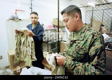 Mitarbeiter DES US Marine Corps Reserve (USMCR), die A/Company, 4. Aufklärungsbataillon (LAR), zugewiesen sind, untersuchen Uniformen in Kleidungsstücken zur Vorbereitung der Mobilisierung in Camp Pendleton, Kalifornien, zur Unterstützung der Operation DAUERHAFTE FREIHEIT. Basis: Marine Corps Basislager Pendleton Bundesstaat: Kalifornien (CA) Land: Vereinigte Staaten von Amerika (USA) Stockfoto