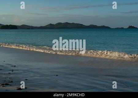 Blick auf Curieuse Island am Abend von Anse Volbert auf Praslin. Stockfoto