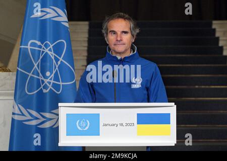 Kiew, Ukraine. 18. Januar 2023. KIEW, UKRAINE - 18. JANUAR 2023 - der Generaldirektor der Internationalen Atomenergie-Organisation (IAEO) Rafael Grossi wird während seiner gemeinsamen Besprechung mit dem ukrainischen Premierminister Denys Shmyhal im Regierungsgebäude der ukrainischen Hauptstadt Kiew gezeigt. Kredit: Ukrinform/Alamy Live News Stockfoto