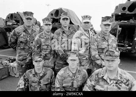 US Marine Corps Reserve (USMCR) Marines zugeteilt an A/Company, 4. Light Pmored Reconnaissance Battalion (LAR), posieren für ein Gruppenfoto vor ihren Light Pmored Vehicles (LAV-25) in Camp Pendleton, Kalifornien, in Vorbereitung auf die Mobilisierung zur Unterstützung der Operation DAUERHAFTE FREIHEIT. Basis: Marine Corps Basislager Pendleton Bundesstaat: Kalifornien (CA) Land: Vereinigte Staaten von Amerika (USA) Stockfoto