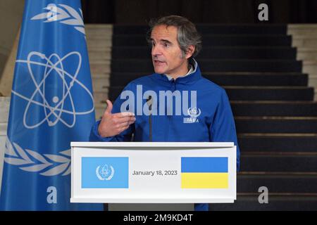 Kiew, Ukraine. 18. Januar 2023. KIEW, UKRAINE - 18. JANUAR 2023 - der Generaldirektor der Internationalen Atomenergie-Organisation (IAEO) Rafael Grossi wird während seiner gemeinsamen Besprechung mit dem ukrainischen Premierminister Denys Shmyhal im Regierungsgebäude der ukrainischen Hauptstadt Kiew gezeigt. Kredit: Ukrinform/Alamy Live News Stockfoto