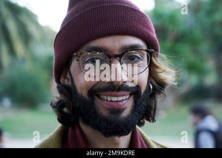 Nahaufnahmen von einem hübschen Italiener, der fröhlich in die Kamera schaut. Stockfoto