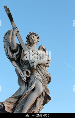 Statue d'un ange sur le Pont Saint-Ange. Le Bernin. Rom. - Italienisch. Engelsstatue auf der Ponte Sant'Angelo. Le Bernin. Rom. Italien. Europa. Stockfoto