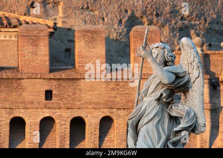 Ange avec une Lance qui lui permit de percer le flanc de Jésus-Christ. Le Bernin. Rom. - Italienisch. Engelsstatue auf der Ponte Sant'Angelo mit der Lanze Stockfoto