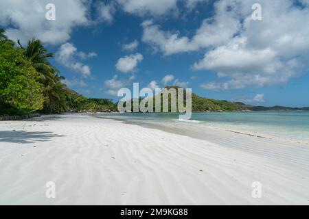 Blick auf den langen Strand von Anse Volbert auf den Seychellen. Stockfoto