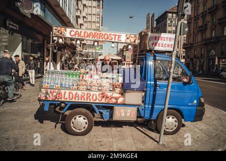 Ein alter Imbisswagen, der gegrillte Kastanien verkauft Stockfoto