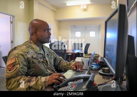 Master Sgt. Joel May, 908. Program Integration Office Maintenance Lead, führt Recherchen vor dem wöchentlichen PIO Meeting, Mai 19, Maxwell Air Force Base, Alabama. Die PIO ist eine der Organisationen, die für den Übergang des 908. Airlift Wing vom C-130H Hercules zum MH-139A Grey Wolf Helikopter verantwortlich sind. An ihren wöchentlichen Teammeetings nahmen Mitglieder des Air Education and Training Command, des Air Force Reserve Command und der 22. Air Force Teil. Stockfoto