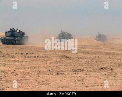 US Marine Corps (USMC) M1A2 Abrams Main Battle Tanks (MBT) aus Bravo Company 2. Panzerbattalion, Camp Lejune, North Carolina (NC), erreichen den Udari Range Complex an Bord ihrer USMC M1A2 Abrams Main Battle Tanks (MBT) für eine Langweissichtübung zur Unterstützung der Operation DAUERHAFTE FREIHEIT. Basis: Udari Range Land: Kuwait (KWT) Stockfoto