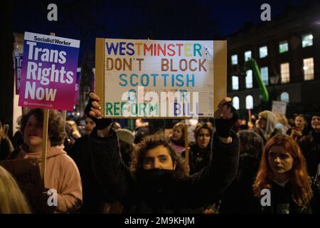 WHITEHALL, LONDON, 18. Januar 2023, Trans Rights protestiert gegenüber der Downing Street, nachdem der britische Gouverneur die Gesetzgebung der schottischen Regierung zur Geschlechteranerkennung blockiert hatte. Kredit: Lucy North/Alamy Live News Stockfoto