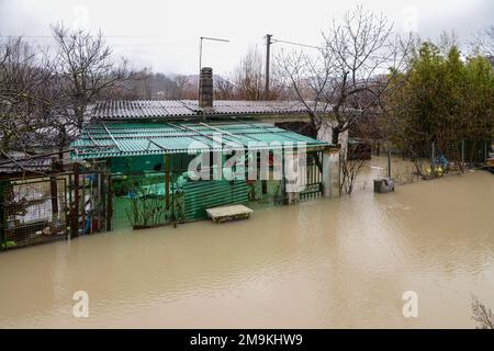 Rieti, Italien. 18. Januar 2023. Rieti, 18. Januar 2023 Überschwemmungen in der Provinz Rieti, verursacht durch das schlechte Wetter dieser Tage. Der Fluss Velino überläuft. Rieti, 18. Januar 2023 Überschwemmungen in der Provinz Rieti, verursacht durch das schlechte Wetter dieser Tage. Der Fluss Velino überläuft. Kredit: Unabhängige Fotoagentur/Alamy Live News Stockfoto