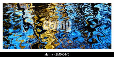 Abstraktes Foto von Wellen und Reflexionen im Wasser Stockfoto
