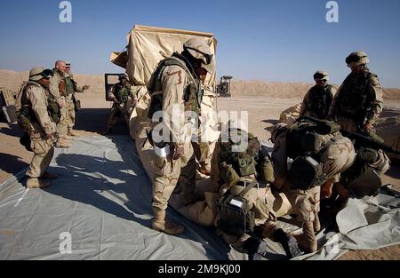 US Navy (USN) Corpsmen und US Marines Corps (USMC) Marines, die dem 2. Medizinischen Bataillon, der 2. Force Services Support Group (FSSG) zugeteilt wurden, zerlegen sich während der Operation DAUERHAFTE FREIHEIT im Chemical Biological Protective Shelter (CBPS) im Camp Coyote, Kuwait. Die CBPS ist ein hochmobiles chemisch geschütztes Schutzsystem für den medizinischen Notfalleinsatz in vorderen Schlachtgebieten. Betreff Operation/Serie: DAUERHAFTE FREIHEITSBASIS: Camp Coyote Country: Kuwait (KWT) Stockfoto