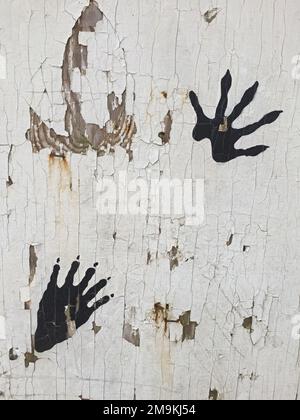 Marderpfotenabdrücke auf einem weißen, abgesplitterten Brett Stockfoto