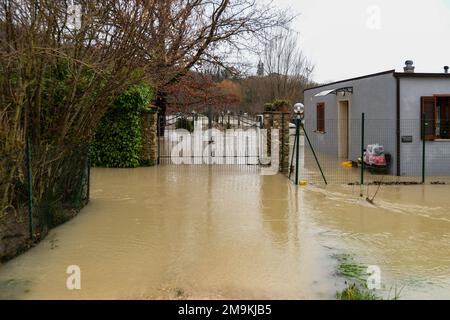 Rieti, Italien. 18. Januar 2023. Rieti, 18. Januar 2023 Überschwemmungen in der Provinz Rieti, verursacht durch das schlechte Wetter dieser Tage. Der Fluss Velino überläuft. Rieti, 18. Januar 2023 Überschwemmungen in der Provinz Rieti, verursacht durch das schlechte Wetter dieser Tage. Der Fluss Velino überläuft. Kredit: Unabhängige Fotoagentur/Alamy Live News Stockfoto