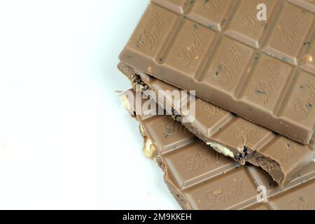 KIEW, UKRAINE - 4. MAI 2022 Lindt Schweizer Luxusmarken-Schokoladentabletten mit geprägtem Original-Firmenlogo. Stockfoto