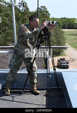 US Air Force Staff Sergeant Andrew Schumann, Spezialist für öffentliche Angelegenheiten im 127. Flügel der Michigan Air National Guard, macht Fotos von A-10C Thunderbolt II Flugzeugen, die der 104. Kampfgeschwader der Maryland Air National Guard auf der Kazlų Rūda Range in Litauen während DEFENDER-Europe 22, 19. Mai 2022, zugewiesen wurden. Die jährlichen USA Die von der Armee geführte multinationale Großübung zielt darauf ab, Bereitschaft und Interoperabilität zwischen US-, NATO- und Partnermilitarien aufzubauen. Stockfoto