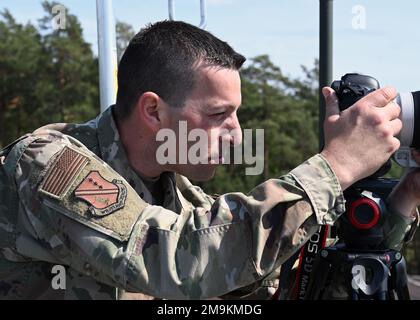 US Air Force Staff Sergeant Andrew Schumann, Spezialist für öffentliche Angelegenheiten im 127. Flügel der Michigan Air National Guard, macht Fotos von A-10C Thunderbolt II Flugzeugen, die der 104. Kampfgeschwader der Maryland Air National Guard auf der Kazlų Rūda Range in Litauen während DEFENDER-Europe 22, 19. Mai 2022, zugewiesen wurden. Die jährlichen USA Die von der Armee geführte multinationale Großübung zielt darauf ab, Bereitschaft und Interoperabilität zwischen US-, NATO- und Partnermilitarien aufzubauen. Stockfoto