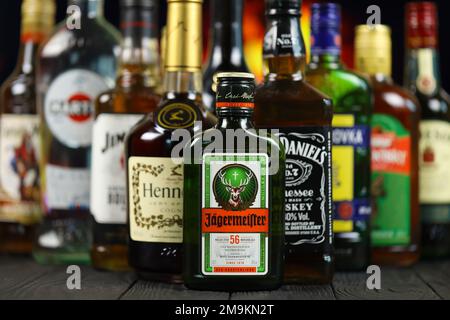 KIEW, UKRAINE - 4. MAI 2022 viele neue Flaschen von weltweit beliebten Alkoholmarken von Whiskey Cognac und Spirituosen mit berühmten Markennamen und Firmenlogos Stockfoto