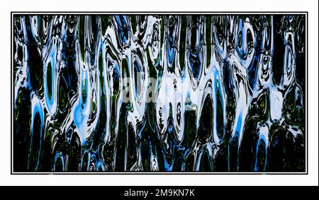 Abstraktes Foto von blauen Wellen und Reflexionen im Wasser Stockfoto