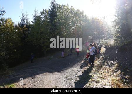 KARPATEN, UKRAINE - 8. OKTOBER 2022 Mount Hoverla. Karpaten in der Ukraine im Herbst. Touristen wandern durch Hügel und Wälder bis zum Gipfel des Hoverla Berges Stockfoto