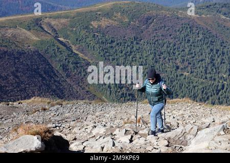 KARPATEN, UKRAINE - 8. OKTOBER 2022 Mount Hoverla. Karpaten in der Ukraine im Herbst. Touristen wandern durch Hügel und Wälder bis zum Gipfel des Hoverla Berges Stockfoto