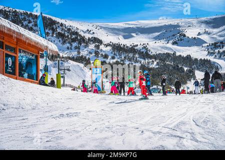 El Tarter, Andorra, 2020. Januar, Skilehrer mit einer Gruppe kleiner Kinder am Sammelpunkt. Winterurlaub in den Pyrenäen Stockfoto