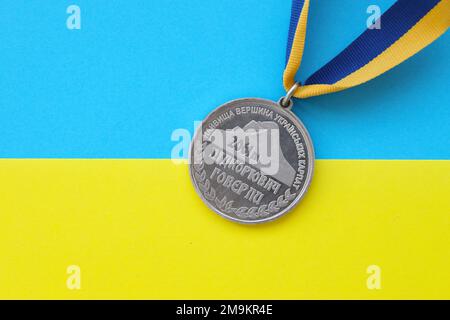 KIEW, UKRAINE - 4. MAI 2022 Medaille für die Person, die den Hoverla erobert hat. Ukrainischer Touristensouvenir-Preis auf einem Band mit den Farben der ukrainischen Flagge Stockfoto