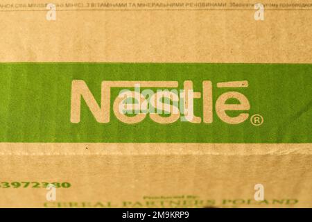 KIEW, UKRAINE - 4. MAI 2022 große Kartons mit dem Logo von Nestle Company. Portionierung von Nestwaren Stockfoto