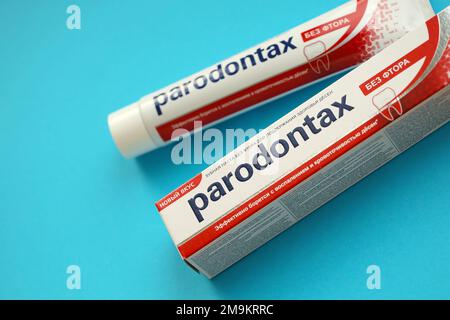 KIEW, UKRAINE - 4. MAI 2022 Paket Parodontax Zahnpasta auf hellem Hintergrund Nahaufnahme Stockfoto