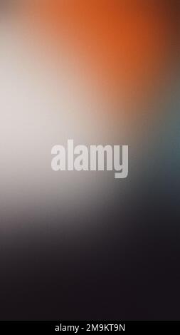 Dunkler verlaufender Hintergrund, abstrakte weiche Farben, körnige Textur, verschwommenes Orange, Grau, Weiß, Schwarz, vertikales Posterdesign Stockfoto