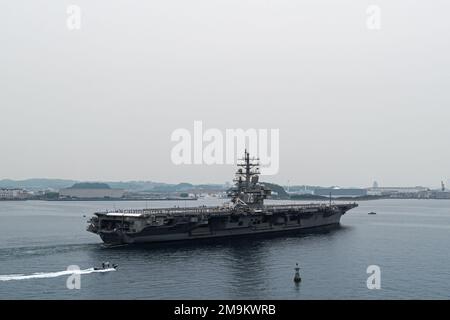 YOKOSUKA, Japan (20. Mai 2022) USA USS Ronald Reagan (CVN 76), der einzige Flugzeugträger der Navy, verlässt Commander, Fleet Activities Yokosuka (CFAY) für einen regelmäßigen Einsatz am 20. Mai 2022. Ronald Reagan wird im US-7.-Flottengebiet eingesetzt, um eine freie und offene Region im Indo-Pazifik zu unterstützen. Seit mehr als 75 Jahren stellt CFAY Basiseinrichtungen und -Dienste zur Unterstützung der vorstationierten Marinekräfte, Mietbefehle und Tausenden von Militär- und Zivilpersonal und deren Familien der US-7.-Flotte zur Verfügung, wartet und betreibt diese. Stockfoto