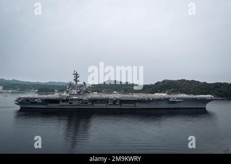 YOKOSUKA, Japan (20. Mai 2022) USA USS Ronald Reagan (CVN 76), der einzige Flugzeugträger der Navy, verlässt Commander, Fleet Activities Yokosuka (CFAY) für einen regelmäßigen Einsatz am 20. Mai 2022. Ronald Reagan wird im US-7.-Flottengebiet eingesetzt, um eine freie und offene Region im Indo-Pazifik zu unterstützen. Seit mehr als 75 Jahren stellt CFAY Basiseinrichtungen und -Dienste zur Unterstützung der vorstationierten Marinekräfte, Mietbefehle und Tausenden von Militär- und Zivilpersonal und deren Familien der US-7.-Flotte zur Verfügung, wartet und betreibt diese. Stockfoto